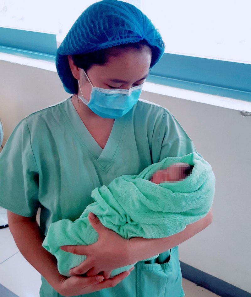 Em bé phát triển tốt, khỏe mạnh.
