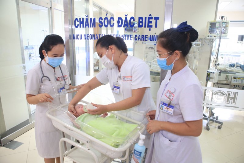 Em bé được chăm sóc chu đáo.