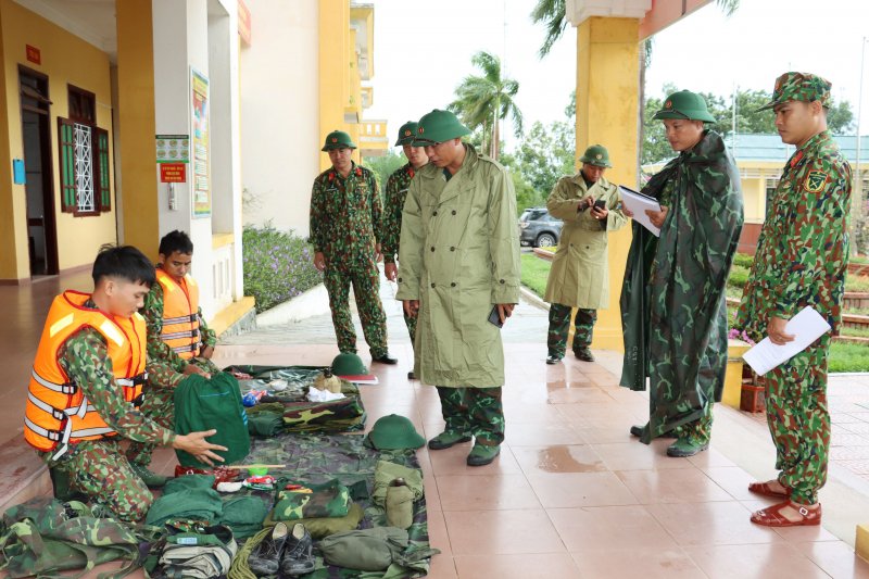 Kiểm tra quân tư trang cá nhân Trung đoàn 6.