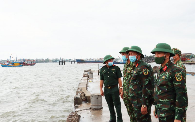 Kiểm tra công tác kêu gọi tàu, thuyền vào tránh bão.
