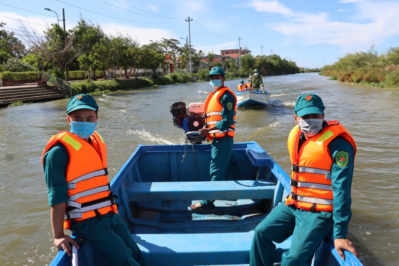 Kiểm tra kỹ thuật lái tàu, xuồng LLDQ xã Thủy Thanh, thị xã Hương Thủy.