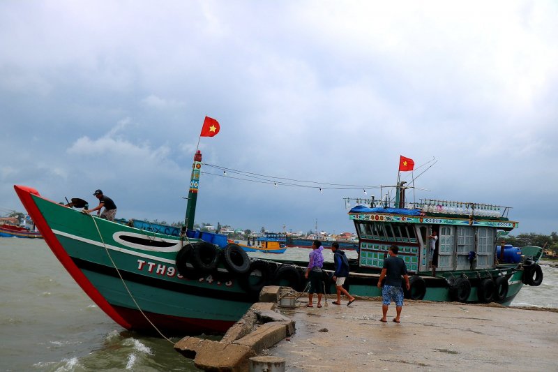 Gia cố thêm dây thừng cho chiếc tàu để ứng phó với cơn bão.