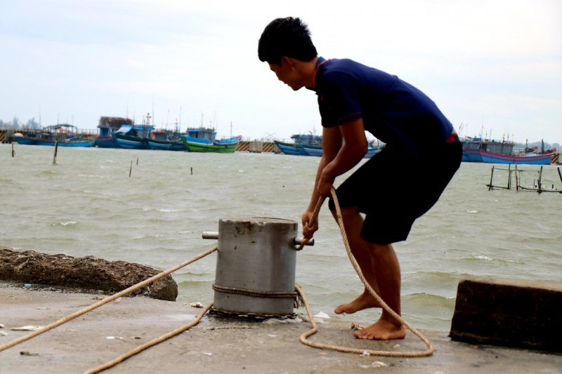 Ngư dân Phạm Văn Hợp, chủ tàu cá TTH 91240TS, chia sẻ: “Tàu cá chúng tôi đánh bắt cá ở vùng biển thuộc đảo Cồn Cỏ (tỉnh Quảng Trị). Ngay sau khi nhận được thông tin về bão số 5, các thuyền viên lập tức cho tàu trở vào bờ, neo đậu để tránh trú bão”.
