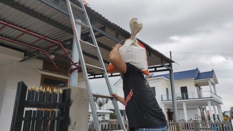Ông Trần Quốc Thắng, Chủ tịch UBND huyện Quảng Điền, cho hay, đã tích cực chỉ đạo các địa phương tổ chức di dời, sơ tán nhân dân có nguy cơ ảnh hưởng đến nơi an toàn. Để chủ động ứng phó với bão, đến 13 giờ ngày 11/9, toàn huyện Quảng Điền đã tổ chức di dời, sơ tán 235 hộ, với 598 khẩu.