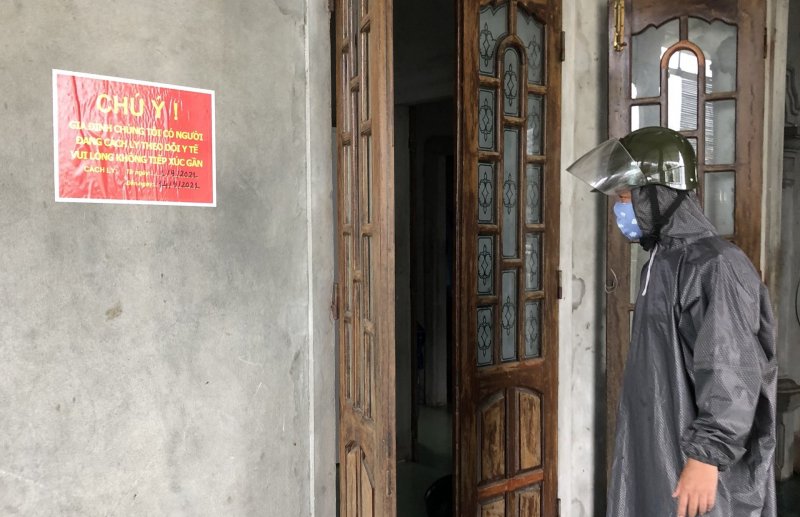 Vừa tổ chức di dời người dân đến nơi an toàn, vừa đảm bảo an toàn phòng chống dịch.