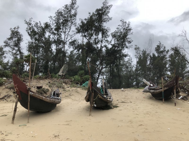 Thuyền được neo đậu trên bờ an toàn.