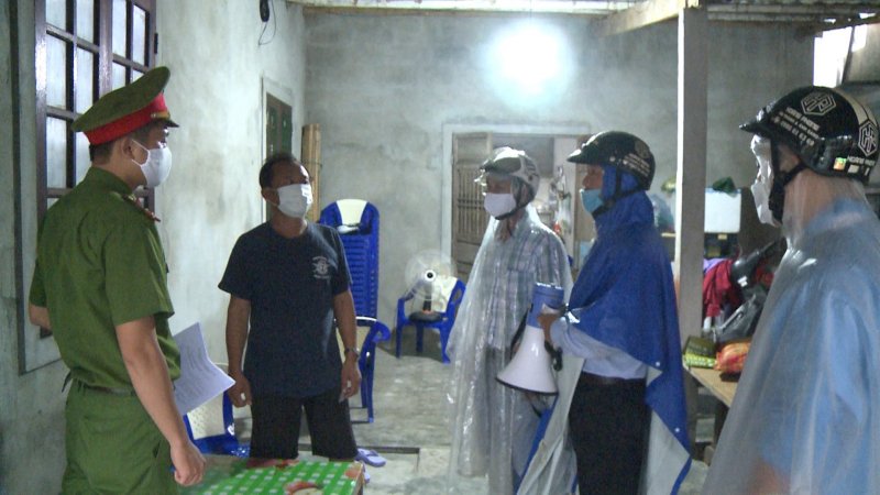 Thôn Tân An, xã Phú Thuận, huyện Phú Vang có hơn 40 hộ dân cần được di dời đến vùng an toàn. Chính quyền địa phương đến từng hộ tuyên truyền, vận động người dân ký cam kết tự nguyện di dời.