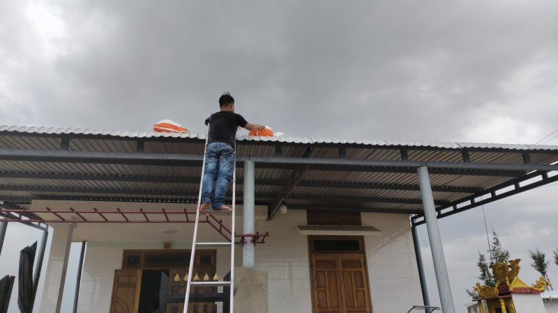 Còn tại xã Quảng Công, huyện Quảng Điền, người dân nơi đây đang tất bật với công việc chằng chống nhà cửa.
