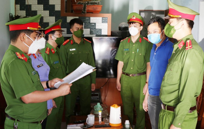 Tống đạt các quyết định khởi tố vụ án, khởi tố bị cán và lệnh tạm giam 4 tháng đối với Cao Tiến Dũng.