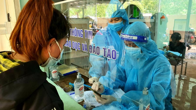 Tại chốt kiểm soát y tế, họ được hướng dẫn thực hiện khai báo y tế.