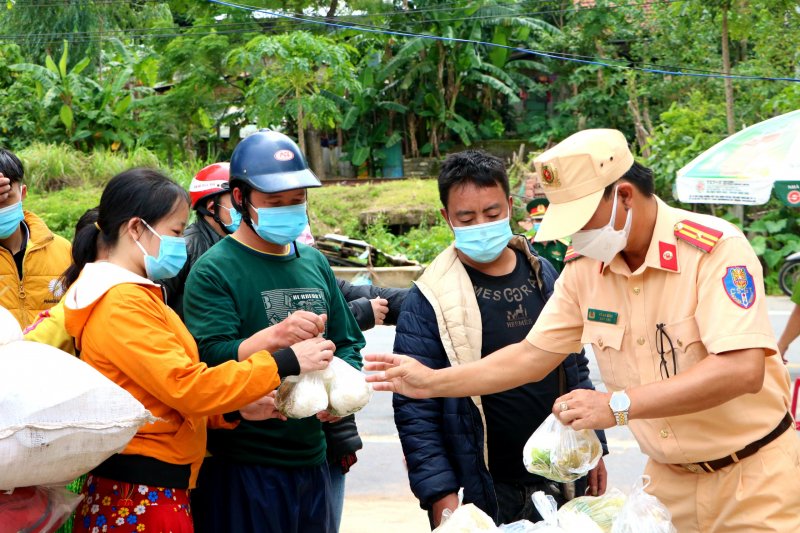 Tại đây, lực lượng chức năng sẽ tiếp tế cơm, đồ ăn, nước, sữa... để chuẩn bị cho chặng đường tiếp theo.