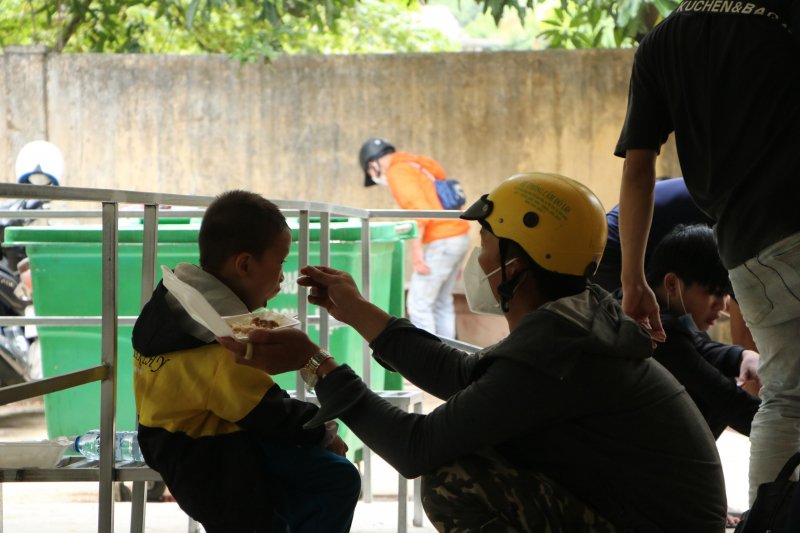 Những bữa ăn vội.