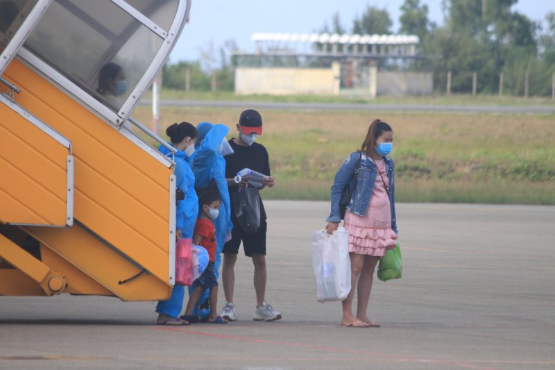 Sau khi xuống sân bay, họ được lực lượng chức năng phân luồng, chia tốp, phun thuốc sát khuẩn.