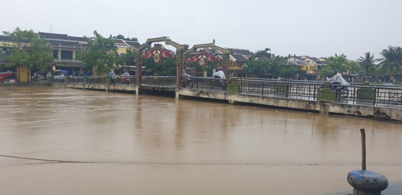 Nước lấp sấp mặt cầu.