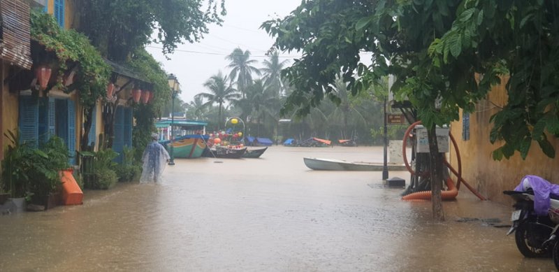 Nước từ dưới sông Hoài đã tràn lên một số tuyến đường trong khu phố cổ.