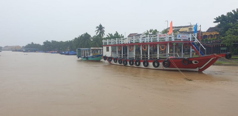 Mưa to kéo dài đã khiến cho mực nước trên con sông Hoài dâng cao.