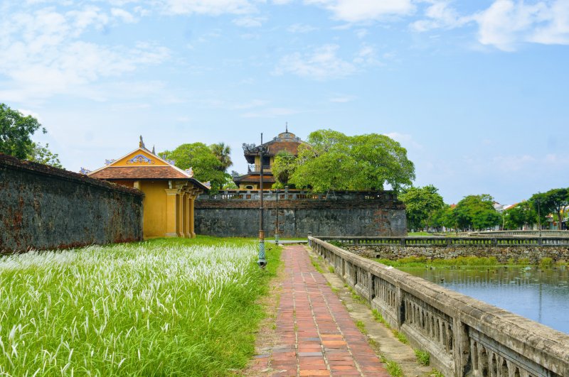 Hoa tranh khoe sắc bên di tích.