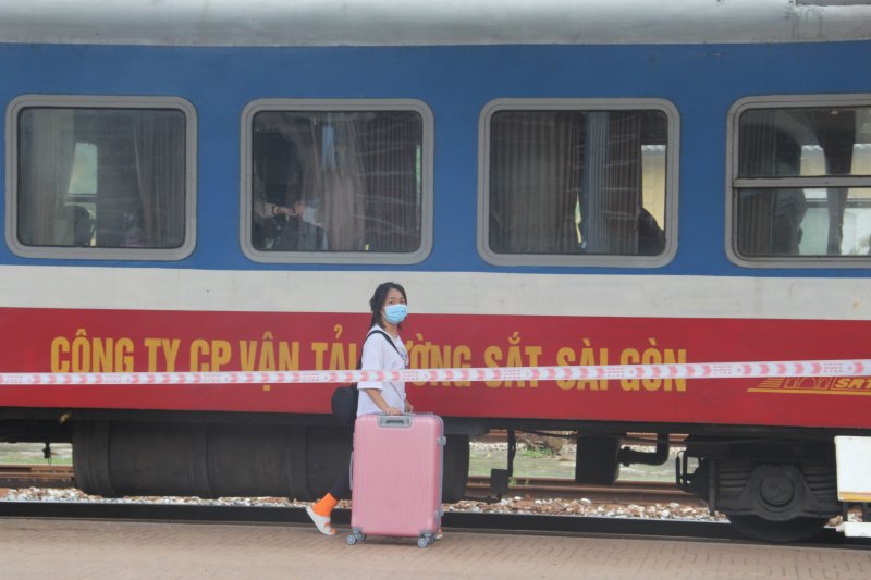 Trước khi lên tàu tại ga Sài Gòn (TP. Hồ Chí Minh), người dân được kiểm tra, kiểm soát khai báo y tế, xét nghiệm COVID-19 theo các quy định phòng dịch của Bộ Y tế.