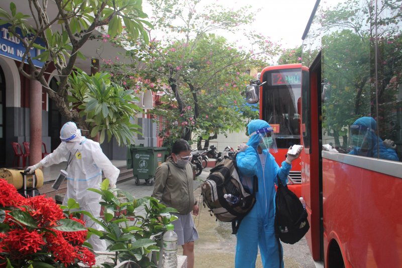 Khi đến ga Huế, các công dân được đội ngũ cán bộ, lực lượng chức năng địa phương phân luồng, hướng dẫn đưa bà con về khu cách ly tập trung hoặc dịch vụ theo nhu cầu nhằm đảm bảo quy trình khép kín trong phòng chống dịch bằng đoàn xe buýt.