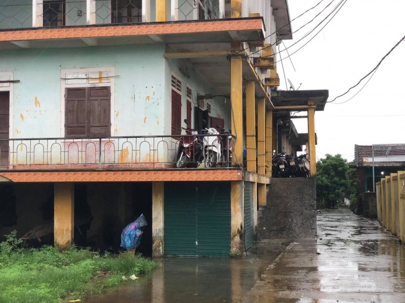 Người dân chọn các ngôi nhà kiên cố để bảo quản đồ đạc.