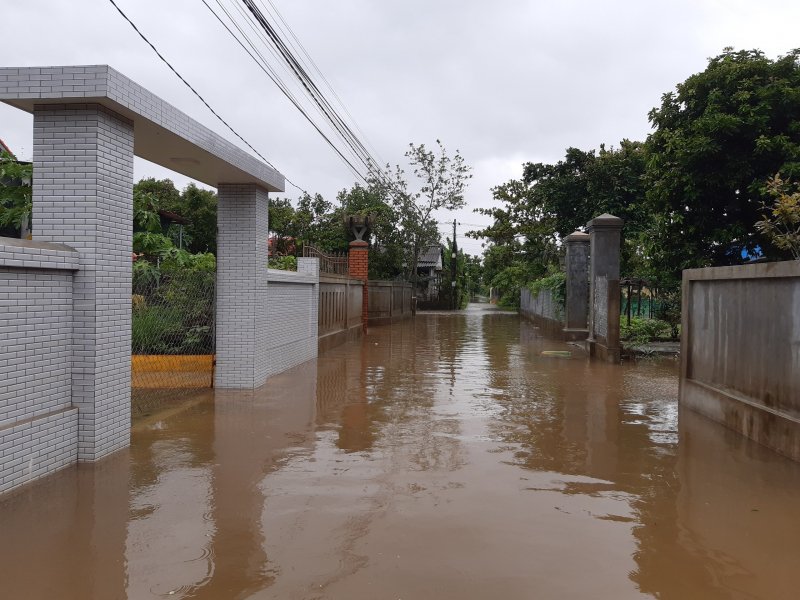 Các con đường trong thôn Xuân Tùy bị ngập. Ảnh: Tuấn Hiệp.
