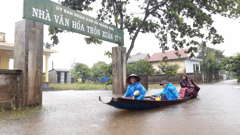 Người dân dùng ghe đi lại. Ảnh: Tuấn Hiệp.