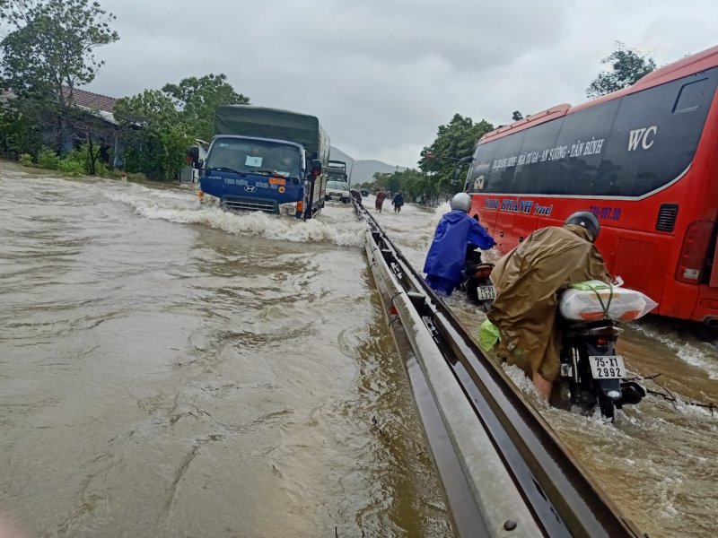 Tại Thừa Thiên Huế, trong hai ngày 16-17/10, mưa lớn đã khiến một số tuyến đường bị ngập nước.