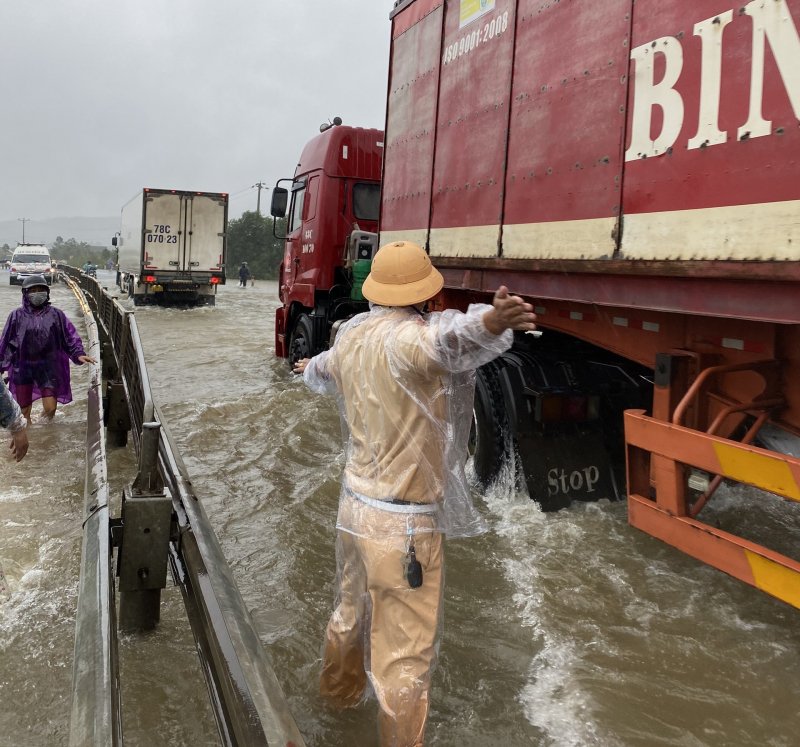 Lực lượng CSGT Công an các đơn vị, địa phương kịp thời điều tiết giao thông, giúp người dân và các phương tiện lưu thông trật tự, ổn định, tránh xảy ra tình trạng va chạm, chết máy gây ùn tắc giao thông.