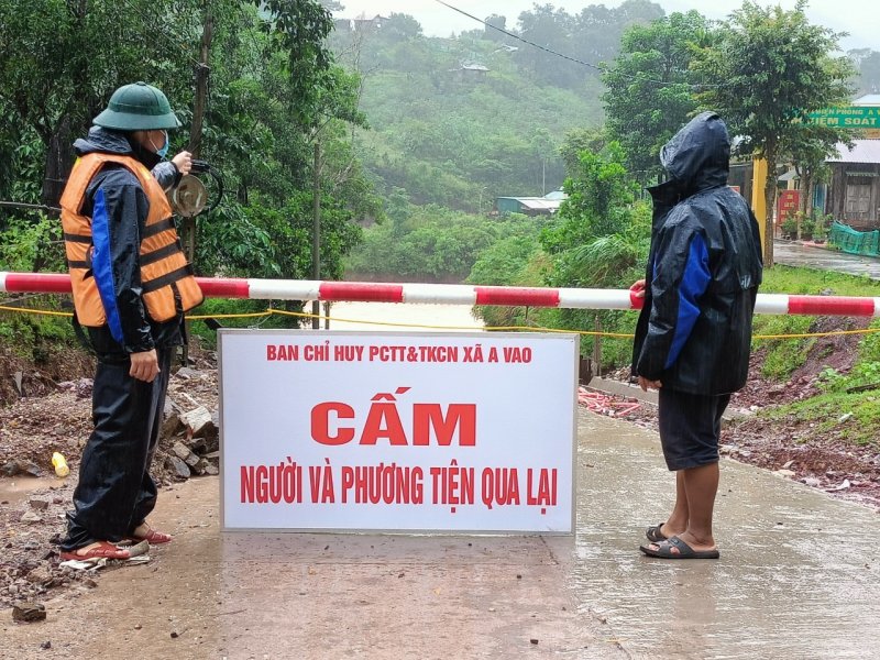 Trước tình hình này, các lực lượng chức năng ở xã A Vao đã tiến hành chặn đập tràn, cấm người qua lại.