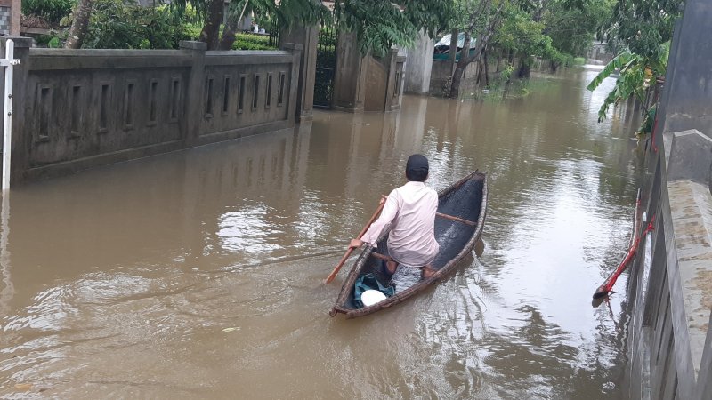 Ngôi làng ở hạ lưu con sông Bồ ngập trong nước, người dân phải dùng ghe để đi lại.