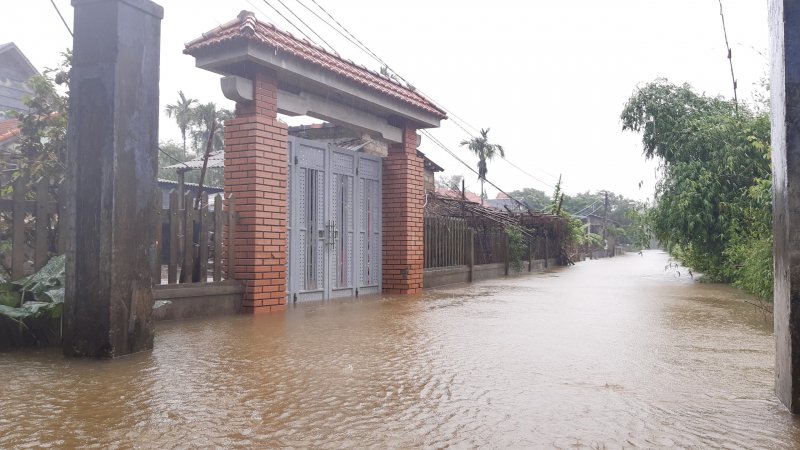 Mưa lớn trên diện rộng khiến nhiều nơi ngập sâu. Ảnh: Tuấn Hiệp.