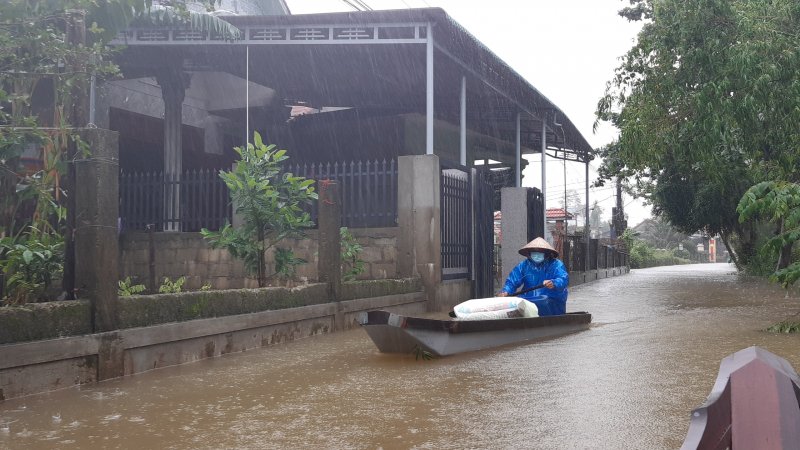 Người dân đi lại bằng ghe. Ảnh: Tuấn Hiệp.