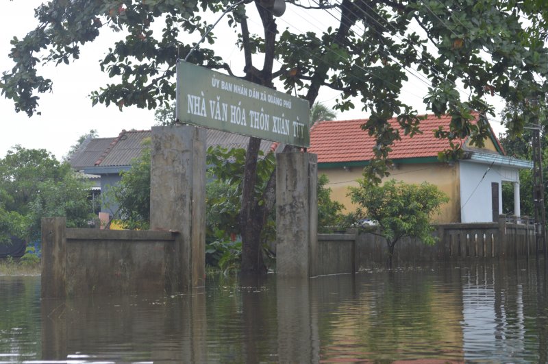 “Làng này thường xuyên bị ngập lụt. Do đó, người dân chúng tôi luôn sẵn sàng các phương án để chủ động sống chung với lũ như là chuẩn bị sẵn lương thực thực phẩm, mua sắm ghe thuyền, kê cao đồ đạc...”, một người dân ở thôn Xuân Tùy nói.