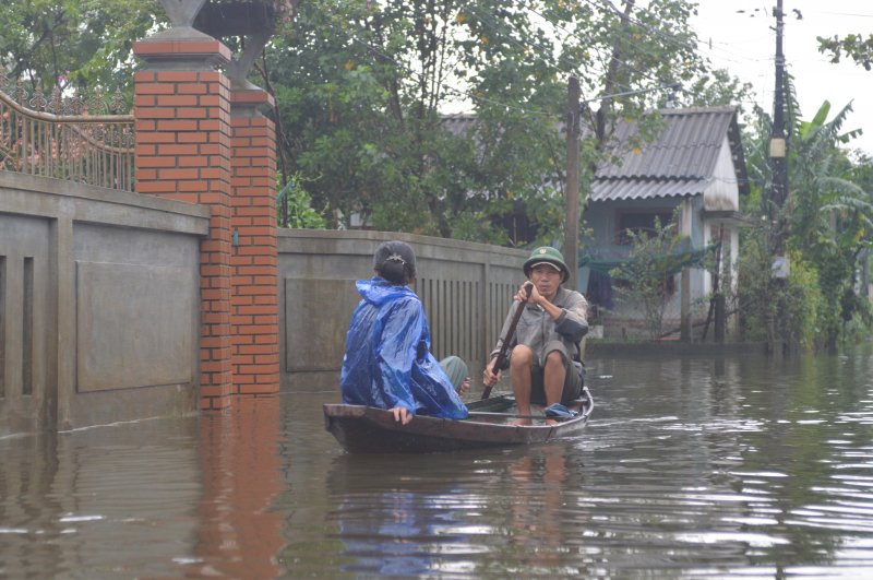 Hiện tại, con nước hạ khá chậm.