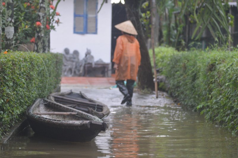 Khắp các con đường, ngõ nhỏ, đâu đâu cũng nhận ra sự xuất hiện của những chiếc ghe, chiếc xuồng được người dân dùng để đi lại.