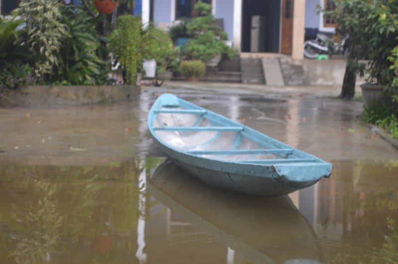 Nước vào đến sân hay mấp mé ở cửa ngõ nhà dân.