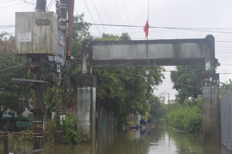 Ghe, xuồng là phương tiện đi lại mùa mưa lũ của người dân.