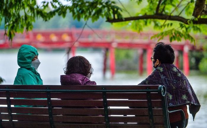Nhiều người dân mặc áo ấm trong ngày không khí lạnh tràn về. Ảnh: NLĐ.