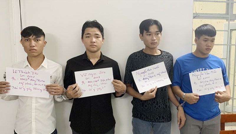 Nhóm thanh niên đánh đập cô gái bị thương chỉ vì nghi bị nhìn đểu. Ảnh: LT