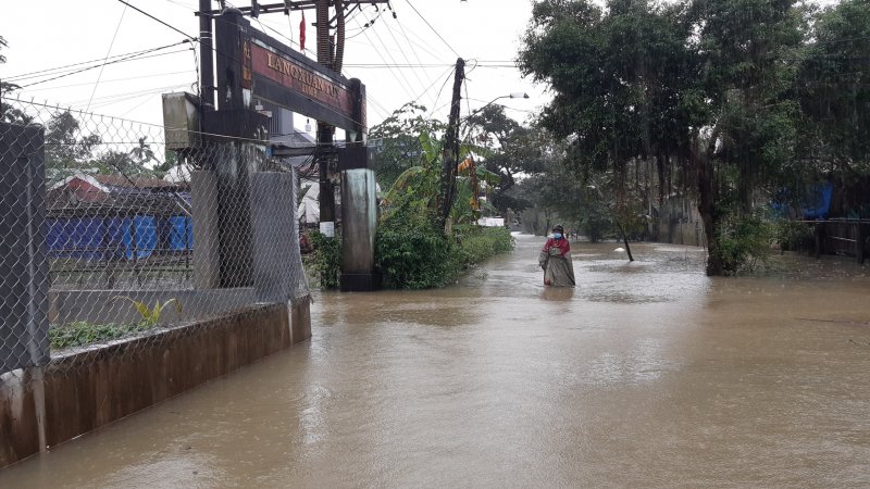 Bì bõm trong nước. Ảnh: Tuấn Hiệp.