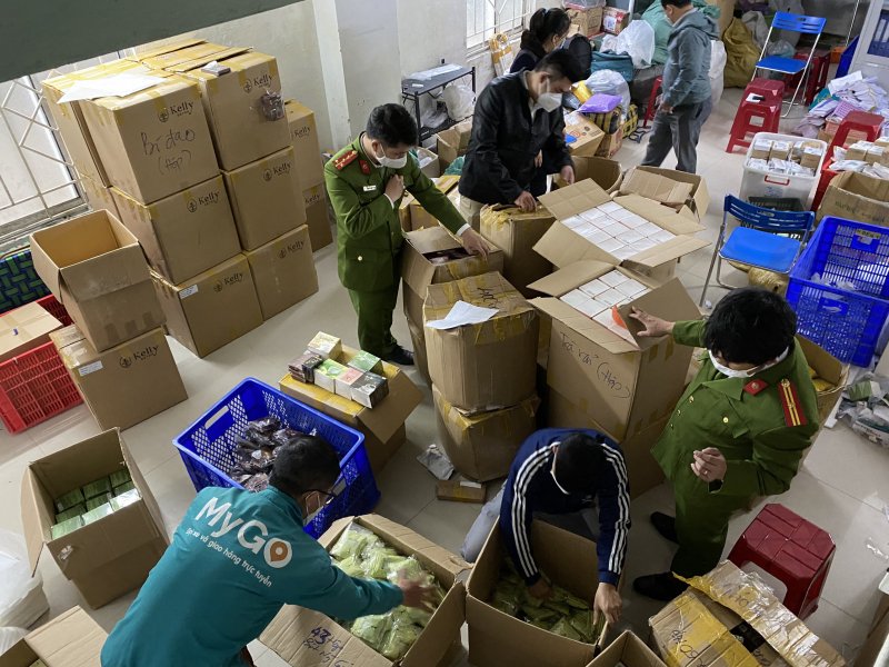 Phát hiện, tạm giữ số lượng lớn sản phẩm thực phẩm tăng cân, giảm cân không rõ nguồn gốc.