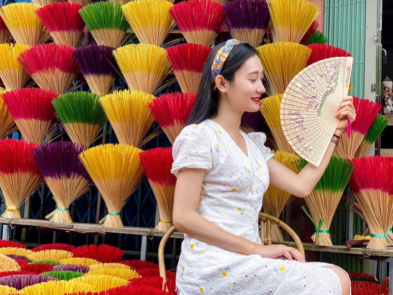 Nghề hương ở Thủy Xuân cung cấp nguồn hương phục vụ đời sống tâm linh người dân trong và ngoài tỉnh. Đây cũng là địa điểm quen thuộc được nhiều du khách đến tham quan.