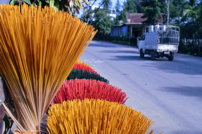 Theo ghi nhận, những ngày này, ở đường Huyền Trân Công Chúa, mùi hương tỏa khắp nơi, các bó chân hương nhiều màu tạo thành những bông hoa tuyệt đẹp.