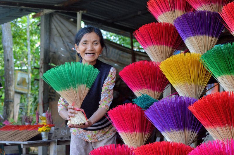 Vừa phơi những cây hương vừa được làm xong, bà Tôn Nữ Ánh Tuyết tiến đến những bó chân hương để sắp xếp chúng thành những hình dáng bắt mắt.