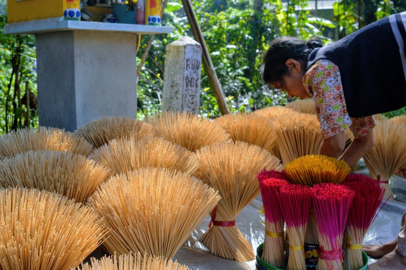 Ngoài 70 tuổi, bà Tuyết hàng ngày gắn bó với cái nghề truyền thống của cha ông để lại. Ngày còn nhỏ, bà đã tiếp xúc với những chân hương, trầm hương, cây hương đầy màu sắc...