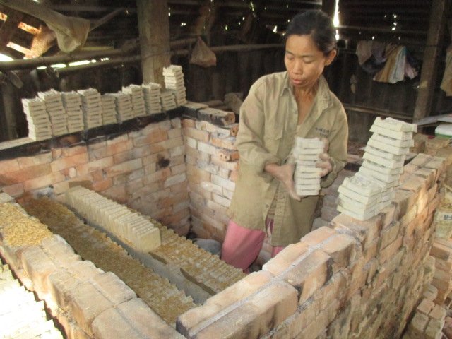Vợ chồng ông Nam xếp tượng vào lò.
