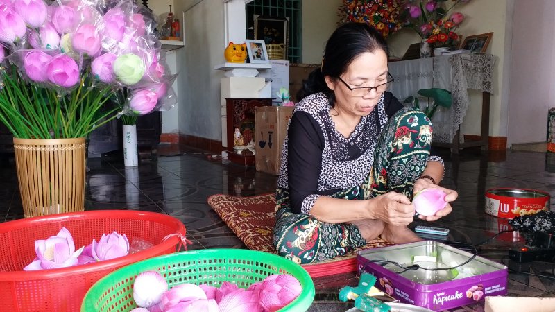 Hoa sen giấy trông như hoa thật.