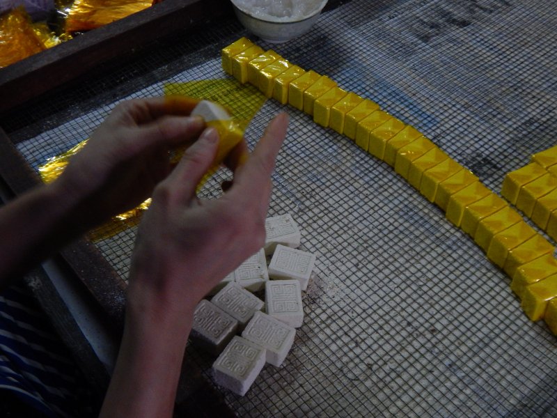 Công đoạn này được thực hiện bằng thủ công.