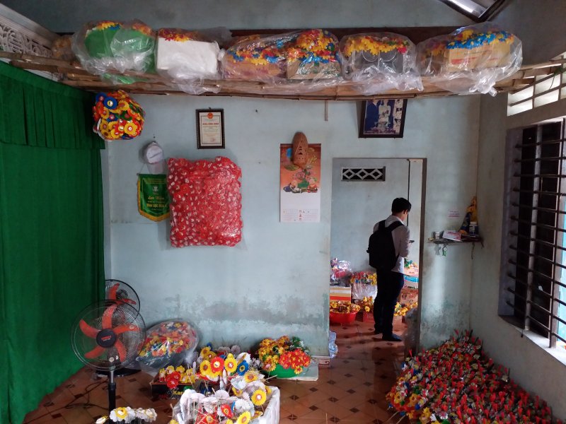 Không gian nhà bà Tâm tràn ngập hoa giấy.