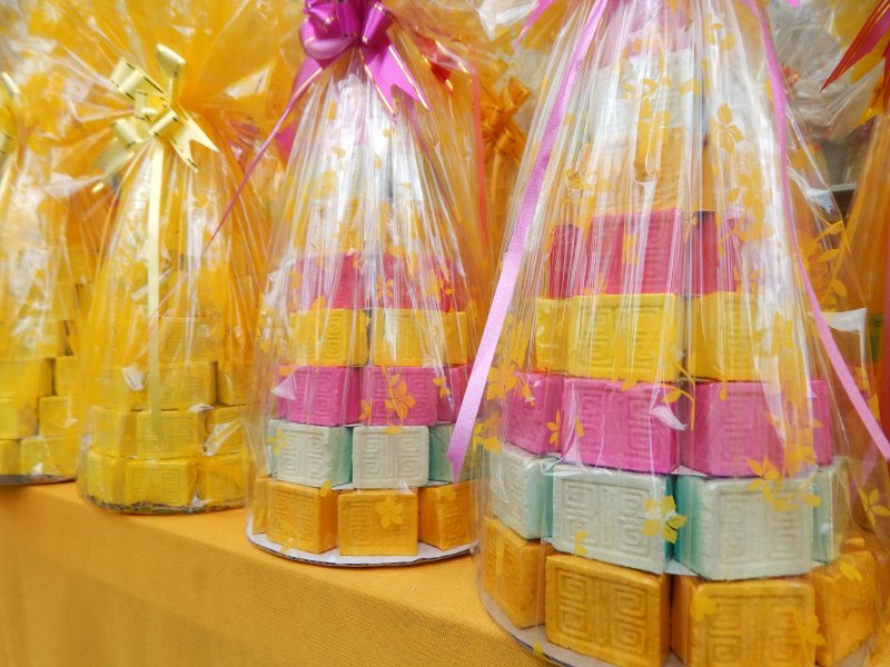 Tháp bánh in được người dân sắp xếp khéo léo.